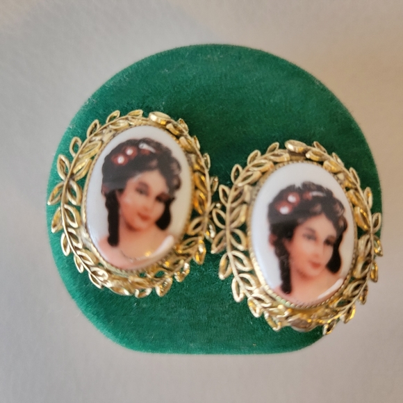 Vintage Whiting & Davis Clip-On Earrings ~ Hand-painted Cameo Limoges, France - Picture 2 of 15